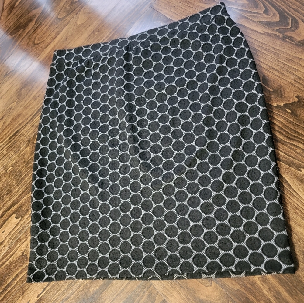Elle black and white polka dot pattern skirt size 12